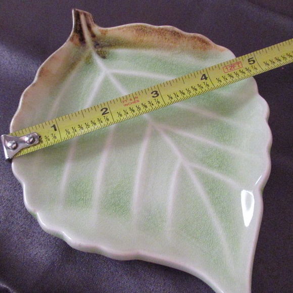 Vintage pair leaf shaped plates - Picture 7 of 9
